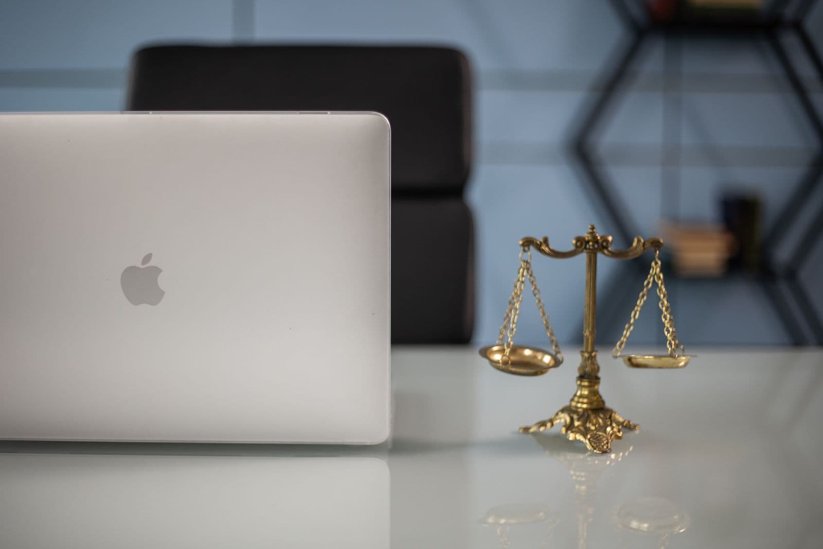 Laptop i waga Temidy na biurku