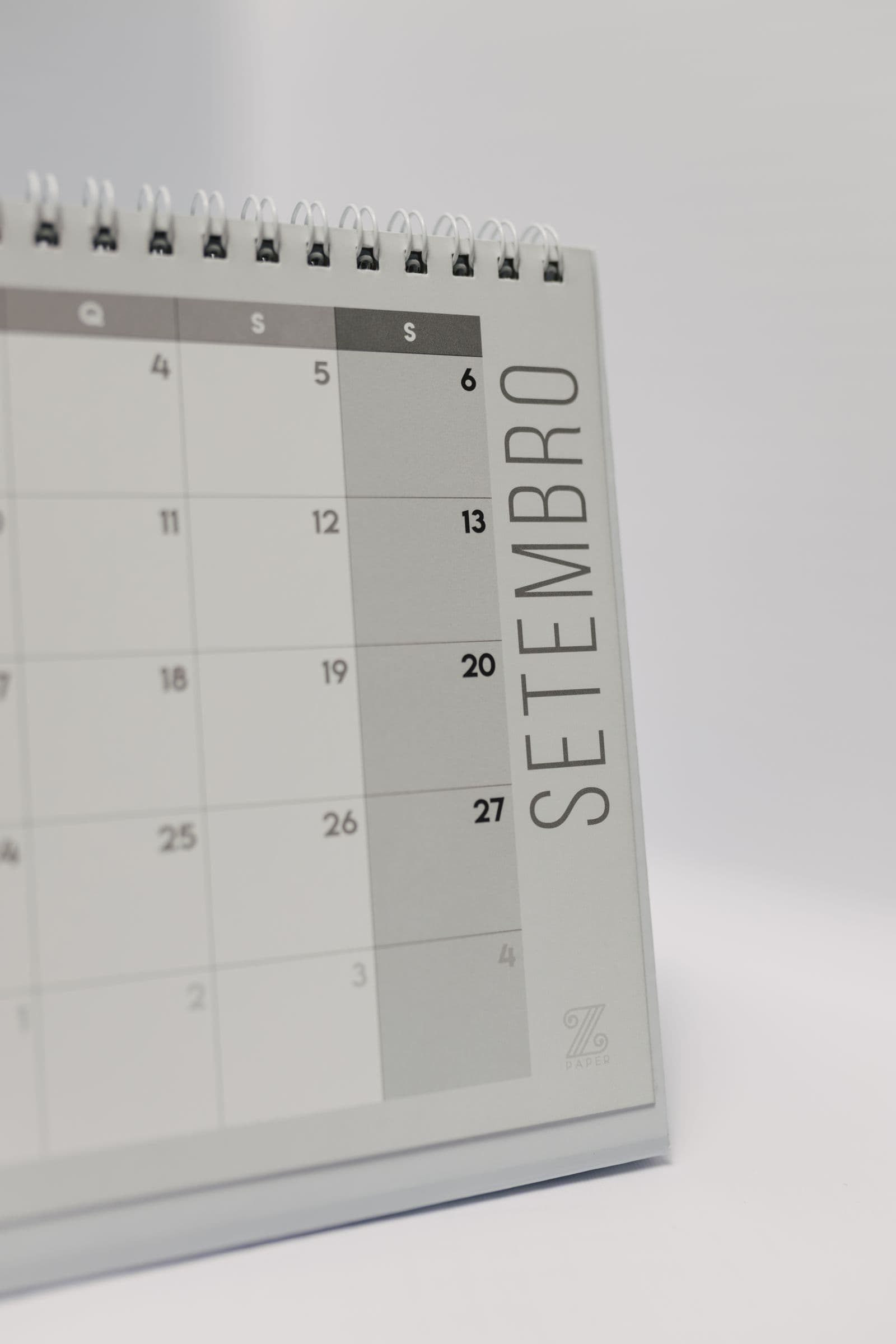 Zbliżenie kartki kalendarza z numerami dni miesiąca