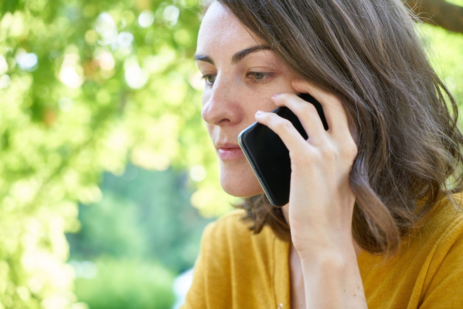 Kobieta rozmawiająca przez telefon
